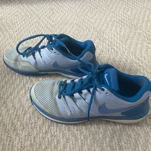 Women’s Nike size 8 tennis shoes